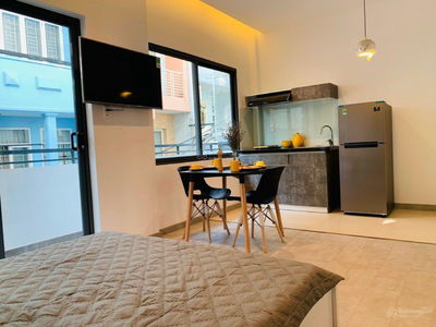 Nguyen Van Cu Street, Vietnam  Nguyen Van Cu Street, Vietnam