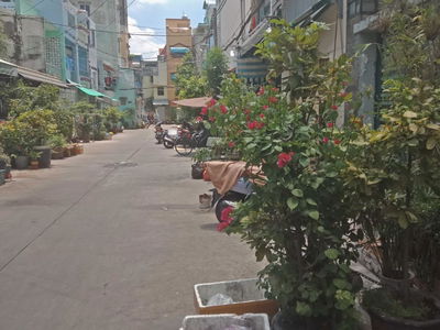 Lac Long Quan Street, Vietnam  Lac Long Quan Street, Vietnam