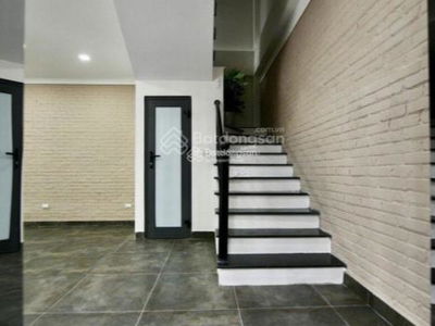 Nguyen Chi Thanh Street, Vietnam  Nguyen Chi Thanh Street, Vietnam