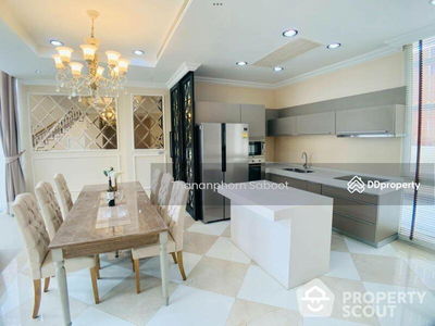 Large 3-Bedroom Townhouse, Bangkok, Thailand Large 3-Bedroom Townhouse, Bangkok, Thailand