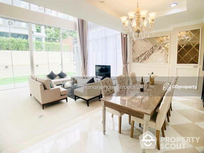Large 3-Bedroom Townhouse, Bangkok, Thailand Large 3-Bedroom Townhouse, Bangkok, Thailand