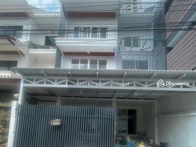 Spacious 3-Bedroom Townhouse, Bangkok, Thailand Spacious 3-Bedroom Townhouse, Bangkok, Thailand