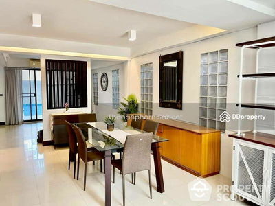 Large 5-Bedroom Townhouse, Bangkok, Thailand Large 5-Bedroom Townhouse, Bangkok, Thailand