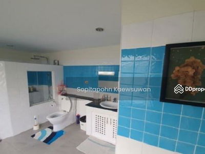 10400, Bangkok, Thailand 10400, Bangkok, Thailand