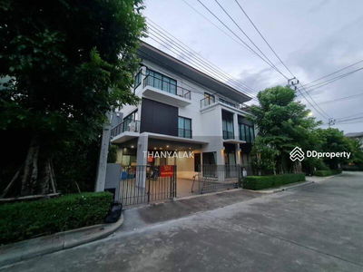 Luxury 3-story detached house, Village: Lumpini Suan Luang Rama 9, Bangkok, Thailand Luxury 3-story detached house, Village: Lumpini Suan Luang Rama 9, Bangkok, Thailand