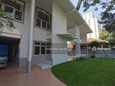 Large 3-Br House near BTS Nana, Bangkok, Thailand Large 3-Br House near BTS Nana, Bangkok, Thailand