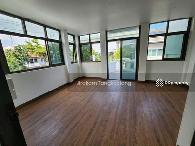 Townhouse, 4 bedrooms, 3 bathrooms, 1 kitchen, in Soi Bangkok Nonthaburi 43, Bangkok., Thailand Townhouse, 4 bedrooms, 3 bathrooms, 1 kitchen, in Soi Bangkok Nonthaburi 43, Bangkok., Thailand