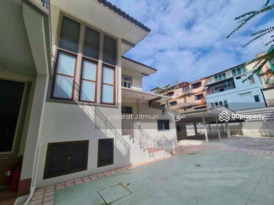 Single house, Soi Sukhumvit 44, Bangkok, Thailand Single house, Soi Sukhumvit 44, Bangkok, Thailand