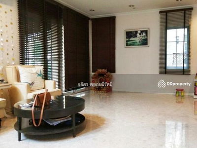 Narasiri Sathorn - Wongwaen, Bangkok, Thailand Narasiri Sathorn - Wongwaen, Bangkok, Thailand