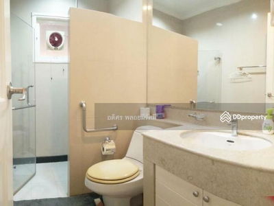 Narasiri Sathorn - Wongwaen, Bangkok, Thailand Narasiri Sathorn - Wongwaen, Bangkok, Thailand