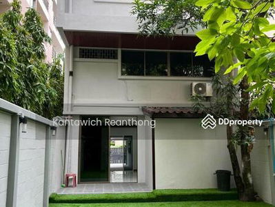 Spacious 4-Bedroom Townhouse, Bangkok, Thailand Spacious 4-Bedroom Townhouse, Bangkok, Thailand