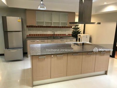 Royal Castle Sukhumvit, Bangkok, Thailand Royal Castle Sukhumvit, Bangkok, Thailand