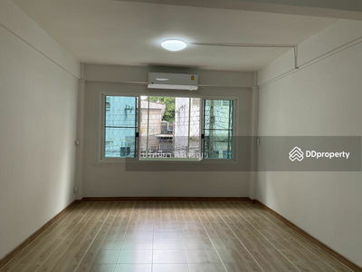 Townhouse for rent, 18.7 sq m, 5 floors, newly renovated, 5 bedrooms, 5 bathrooms, 7 air conditioners, 3 phase electricity, 2 kitchens. Usable area 370 sq m. Electric door, Bangkok, Thailand Townhouse for rent, 18.7 sq m, 5 floors, newly renovated, 5 bedrooms, 5 bathrooms, 7 air conditioners, 3 phase electricity, 2 kitchens. Usable area 370 sq m. Electric door, Bangkok, Thailand