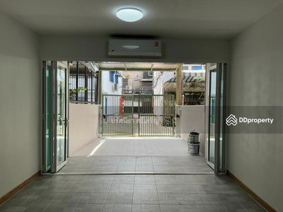 Townhouse for rent, 18.7 sq m, 5 floors, newly renovated, 5 bedrooms, 5 bathrooms, 7 air conditioners, 3 phase electricity, 2 kitchens. Usable area 370 sq m. Electric door, Bangkok, Thailand Townhouse for rent, 18.7 sq m, 5 floors, newly renovated, 5 bedrooms, 5 bathrooms, 7 air conditioners, 3 phase electricity, 2 kitchens. Usable area 370 sq m. Electric door, Bangkok, Thailand