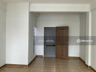 Townhouse for rent, 18.7 sq m, 5 floors, newly renovated, 5 bedrooms, 5 bathrooms, 7 air conditioners, 3 phase electricity, 2 kitchens. Usable area 370 sq m. Electric door, Bangkok, Thailand Townhouse for rent, 18.7 sq m, 5 floors, newly renovated, 5 bedrooms, 5 bathrooms, 7 air conditioners, 3 phase electricity, 2 kitchens. Usable area 370 sq m. Electric door, Bangkok, Thailand