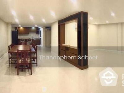 Large 3-Bedroom Townhouse, Bangkok, Thailand Large 3-Bedroom Townhouse, Bangkok, Thailand