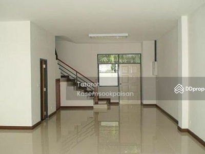 Large 4-Br Townhouse in Bang Na Nuea, Bangkok, Thailand Large 4-Br Townhouse in Bang Na Nuea, Bangkok, Thailand