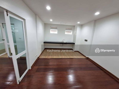 Large 6-Br Townhouse near BTS Sala Daeng, Bangkok, Thailand Large 6-Br Townhouse near BTS Sala Daeng, Bangkok, Thailand