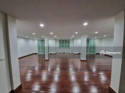 Large 6-Br Townhouse near BTS Sala Daeng, Bangkok, Thailand Large 6-Br Townhouse near BTS Sala Daeng, Bangkok, Thailand