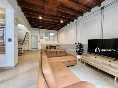 Large 2-Bedroom Townhouse, Bangkok, Thailand Large 2-Bedroom Townhouse, Bangkok, Thailand