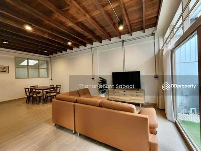 Large 2-Bedroom Townhouse, Bangkok, Thailand Large 2-Bedroom Townhouse, Bangkok, Thailand