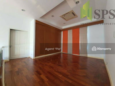 Narasiri Pattanakarn-Srinakarin, Bangkok, Thailand Narasiri Pattanakarn-Srinakarin, Bangkok, Thailand