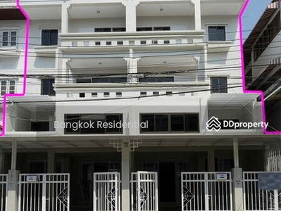 4 Bed Townhouse in Sukhumvit 71, Phra Khanong, Bangkok, Thailand 4 Bed Townhouse in Sukhumvit 71, Phra Khanong, Bangkok, Thailand