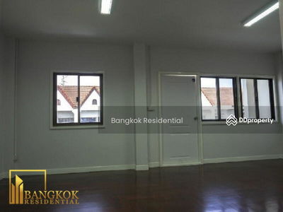 4 Bed Townhouse in Sukhumvit 71, Phra Khanong, Bangkok, Thailand 4 Bed Townhouse in Sukhumvit 71, Phra Khanong, Bangkok, Thailand