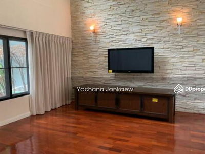 Large 4-Br Townhouse near BTS Phrom Phong, Bangkok, Thailand Large 4-Br Townhouse near BTS Phrom Phong, Bangkok, Thailand