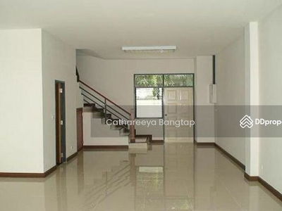 Large 4-Br Townhouse in Bang Na Nuea, Bangkok, Thailand Large 4-Br Townhouse in Bang Na Nuea, Bangkok, Thailand