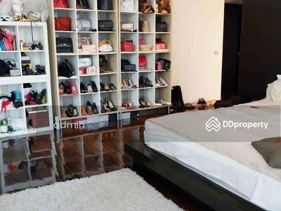 Ficus Lane, Bangkok, Thailand Ficus Lane, Bangkok, Thailand