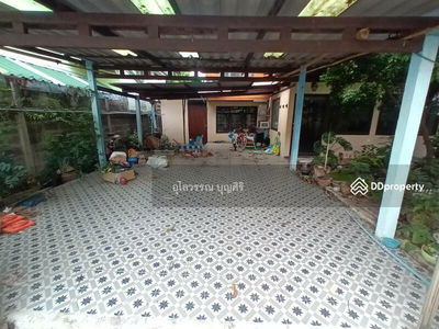 3 single houses next to each other next to The City Centro village., Bangkok, Thailand 3 single houses next to each other next to The City Centro village., Bangkok, Thailand