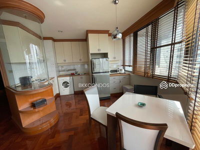 Lake Avenue Sukhumvit 16, Bangkok, Thailand Lake Avenue Sukhumvit 16, Bangkok, Thailand