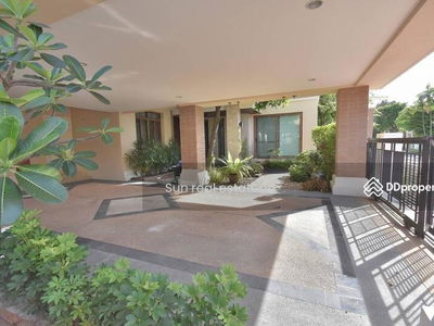 Narasiri Pattanakarn-Srinakarin, Bangkok, Thailand Narasiri Pattanakarn-Srinakarin, Bangkok, Thailand