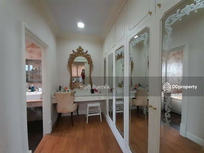 Grand Maneerin, Chon Buri, Thailand Grand Maneerin, Chon Buri, Thailand