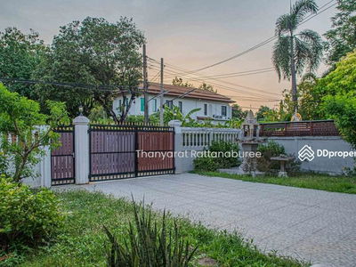 Single house for rent in Punnawithi, Bangkok., Thailand Single house for rent in Punnawithi, Bangkok., Thailand