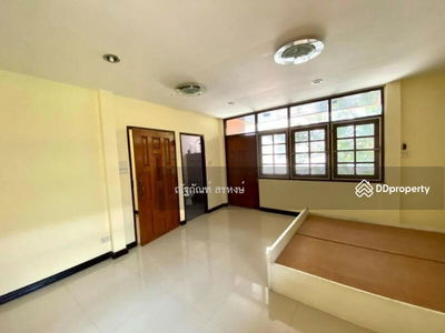 Single house, Soi Charoenrat 24, Bangkok, Thailand Single house, Soi Charoenrat 24, Bangkok, Thailand