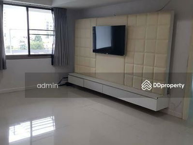 Royal Castle Sukhumvit, Bangkok, Thailand Royal Castle Sukhumvit, Bangkok, Thailand