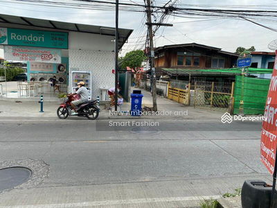 Wat Dan Samrong, Samut Prakan, Thailand Wat Dan Samrong, Samut Prakan, Thailand
