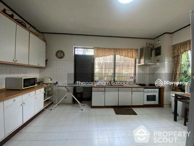Large 3-Bedroom House, Bangkok, Thailand Large 3-Bedroom House, Bangkok, Thailand