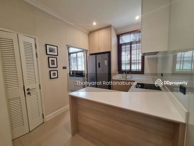 Narasiri Pattanakarn-Srinakarin, Bangkok, Thailand Narasiri Pattanakarn-Srinakarin, Bangkok, Thailand