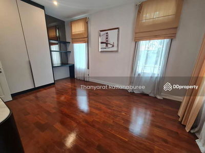 Narasiri Pattanakarn-Srinakarin, Bangkok, Thailand Narasiri Pattanakarn-Srinakarin, Bangkok, Thailand