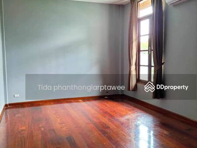 Srinakarin Pool, Bangkok, Thailand Srinakarin Pool, Bangkok, Thailand