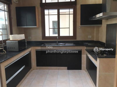 Narasiri Pattanakarn-Srinakarin, Bangkok, Thailand Narasiri Pattanakarn-Srinakarin, Bangkok, Thailand