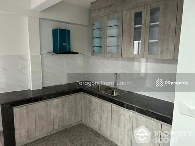 Large 3-Bedroom House, Bangkok, Thailand Large 3-Bedroom House, Bangkok, Thailand