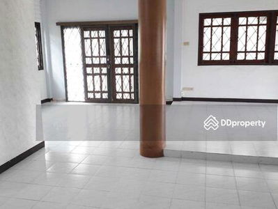 Housing in Phasi Charoen, Thailand Housing in Phasi Charoen, Thailand