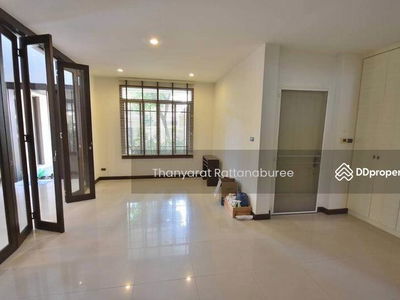 Narasiri Pattanakarn-Srinakarin, Bangkok, Thailand Narasiri Pattanakarn-Srinakarin, Bangkok, Thailand