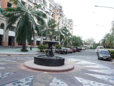 Champs Elysees Avenue, Nonthaburi, Thailand Champs Elysees Avenue, Nonthaburi, Thailand