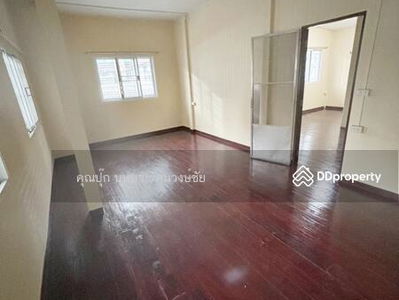 MRT Cultural Center location, Ratchada Soi 7, semi-detached house for rent, 30 sq m, 4 bedrooms, 2 bathrooms, good location, convenient travel, behind The Street, Bangkok., Thailand MRT Cultural Center location, Ratchada Soi 7, semi-detached house for rent, 30 sq m, 4 bedrooms, 2 bathrooms, good location, convenient travel, behind The Street, Bangkok., Thailand