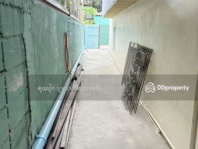 MRT Cultural Center location, Ratchada Soi 7, semi-detached house for rent, 30 sq m, 4 bedrooms, 2 bathrooms, good location, convenient travel, behind The Street, Bangkok., Thailand MRT Cultural Center location, Ratchada Soi 7, semi-detached house for rent, 30 sq m, 4 bedrooms, 2 bathrooms, good location, convenient travel, behind The Street, Bangkok., Thailand